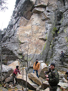 Разрушенная часть скальника Вороний Камень после землетрясения 2008 года