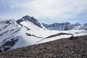 Вид на вершины Кызылташ (1Б, 3486 м), Юбилейная (1Б, 3403 м) и Актру-Баш (2А-3А, 4044 м) с перевала Учитель