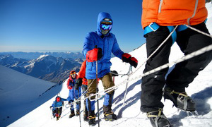 Далее подъем на Западную вершину Эльбруса идет по крутому снежно-ледовому склону до нижней границы скальной гряды