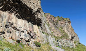 Обсерватория «Пик Терскол». Скалы, как будто сложены из тысячи каменных шпал