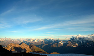 Приют 11. Здесь на закате нам открывается грандиозная панорама гор Центрального и Западного Кавказа