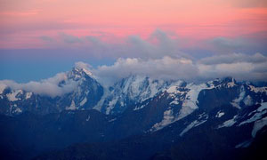 Приют 11.  Здесь на закате нам открывается грандиозная панорама гор Центрального и Западного Кавказа
