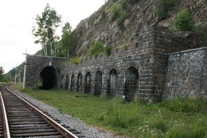Итальянская подпорная стенка на Кругобайкальской железной дороге (Кругобайкалка)
