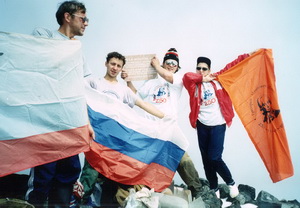 1997 год. Установка мраморной плиты на пике Шелехов