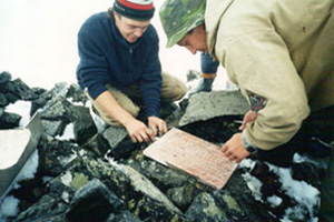 Пик Шелехов. 1997 год, установка мраморной плиты
