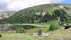 Малая Кругосветка | Хамар-Дабан. Чёртово озеро. Рядом с озером установлен памятник погибшему в лавине туристу