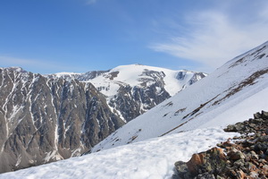 Вид на вершину Купол трех озер (1Б, 3506 м) с перевала Учитель