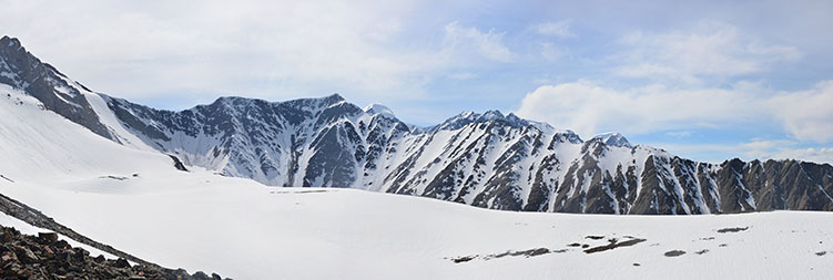 Вид на вершины Юбилейная (1Б, 3403 м) и Актру-Баш (2А-3А, 4044 м) с перевала Учитель