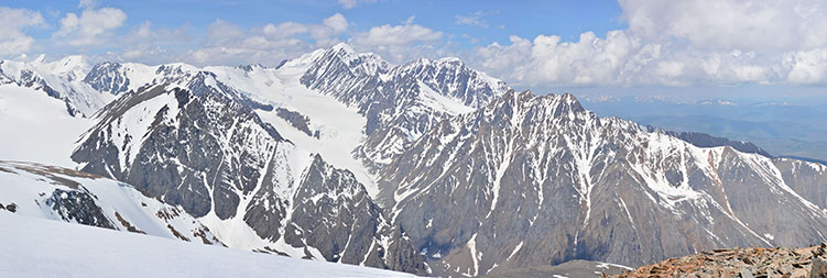 Вид на вершины УПИ, Караташ, Радистов, Актру-Баш, Стажеров и Кызылташ с пика Купол трех озер