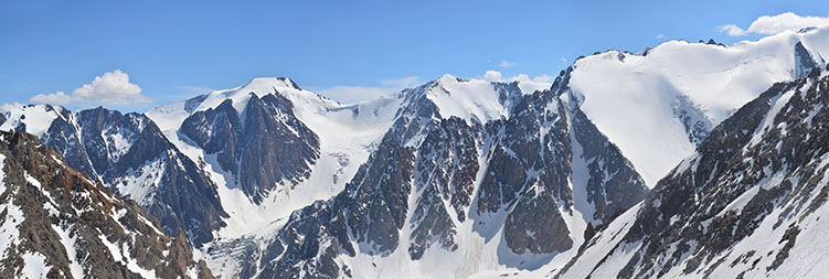 Вид на хребет при восхождении на перевал Значкистов