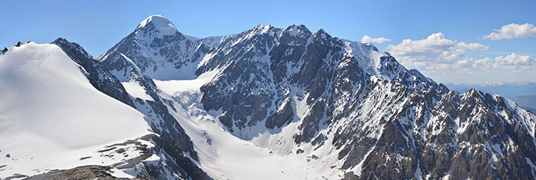 Вид на вершину Актру-Баш (2А-3А, 4044 м) с пика Юбилейный