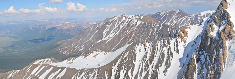 Вид на перевал Учитель (1А, 3100 м) с пика Юбилейный