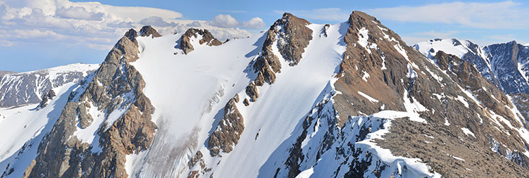 Вид на вершину Кызылташ (1Б, 3486 м) с пика Юбилейный